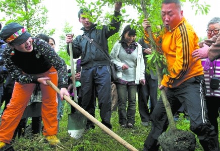 巴蜀笑星廖健、媛凤快乐种树