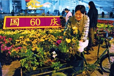 　老太太骑来小三轮车，将选好的盆栽装车。