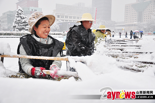 山西：大雪压顶树折腰 护树需从我作起