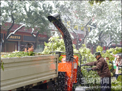 宝鸡：雪后断枝能“粉碎” 节约又环保