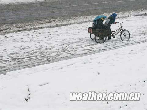 安徽巢湖，行人在雪地里艰难行走