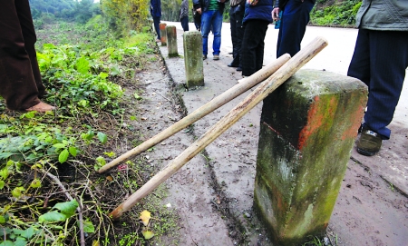 村民在现场发现男子用于“警戒”的木棍