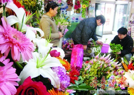 济宁：千佛山市民买鲜花过新年