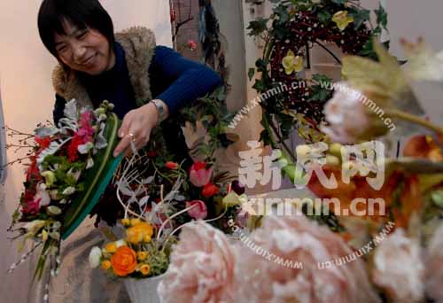 各种为情人节特制的插花篮已亮相花市