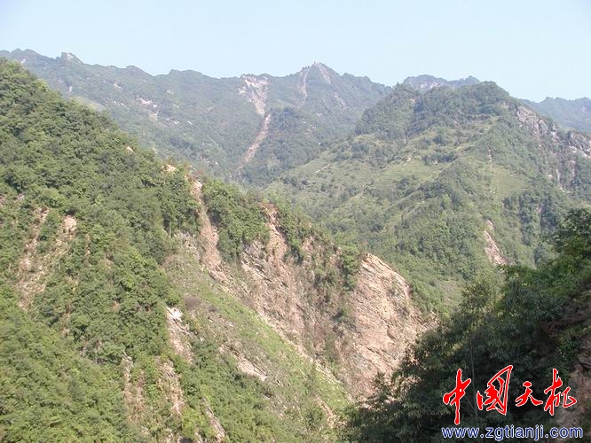 红光乡东河村山体大面积滑坡,青竹江和金子山到唐家河旅游公路被截断.