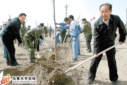  4月15日，乌板、乌水公路两侧生态景观防护林绿化建设项目开工。图为栗智(右一)，吉尔拉﹒衣沙木丁(左一)等领导参加植树。