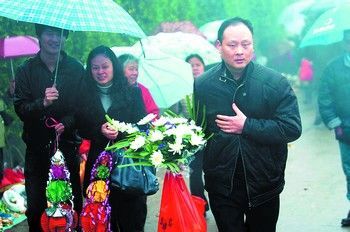 　今年清明， 手捧鲜花，文明祭扫的场景在各大陵园随处可见。