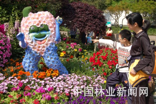 “海宝”现身上海天山路