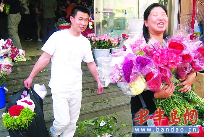 张爱青买了很多鲜花走出花卉市场。