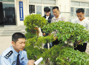 　图为民警登记赃物