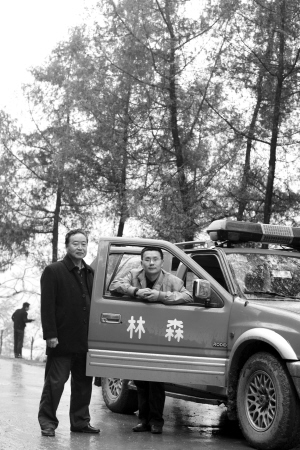 66岁的方绍林（左）与40岁的孙烨