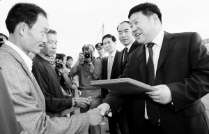 6月2日，在宜良“花街节”闭幕式上，县委书记郭子贞（右一）县长刘绍安（右二）为获奖花农颁奖