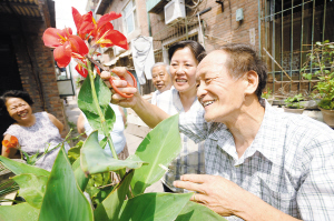 李学华为居民演示花卉培育技术
