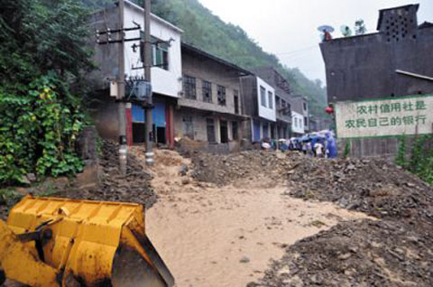 9日至11日重庆城口降暴雨，引发泥石流（图片来源：新华网）