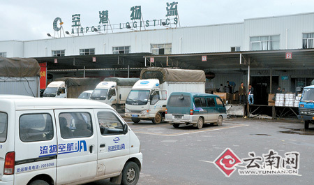 受油价上涨影响，空港物流门前空着等生意的货车越来越多。 实习生 李群梅 摄