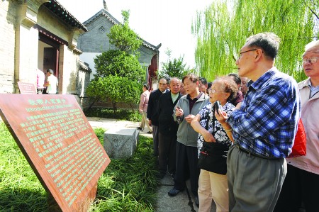 21日，大明湖新景区免费开放，数以万计的市民赶来欣赏美景。