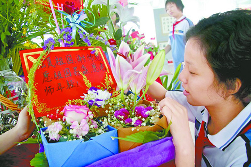 香洲：鲜花融敬巧手谢师恩 第九中学举办插花艺术比赛