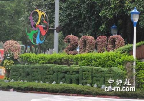 就一个十字路口，每个方向都有盆栽美化。(