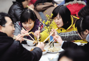 梅花节开幕当日，街上摆起了长龙腊梅宴席。 