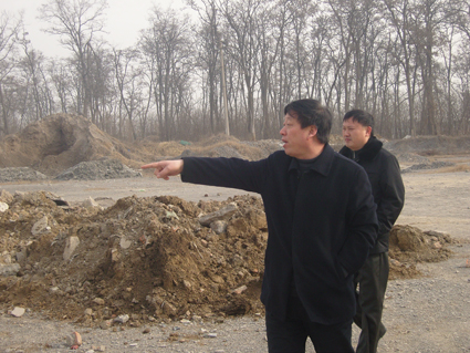 大通湿地公园遭垃圾毁林的报道引起市领导的关注，市容局现场调查，提出要求——大通湿地毁林垃圾10日前清除