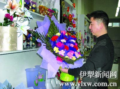 新疆：伊宁严冬花卉市场热度不减