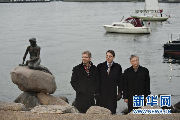 丹麦首都举行小美人鱼雕塑回归安放仪式