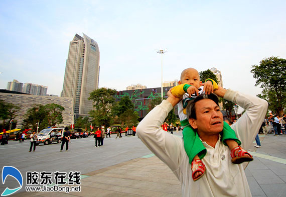 广州：游客盛赞花城广场 将成亚运游一大胜景