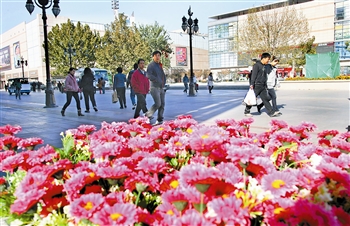 天津：假花能乱真 金街添春色