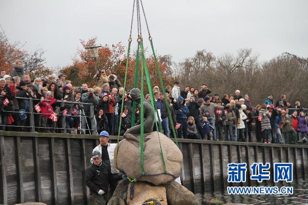丹麦首都举行小美人鱼雕塑回归安放仪式