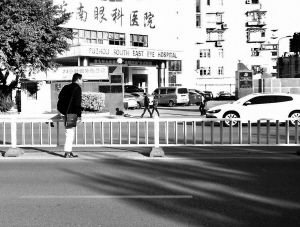 一男子正跨栏横穿马路