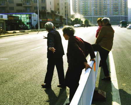 三位老人相互扶持着“跨栏”