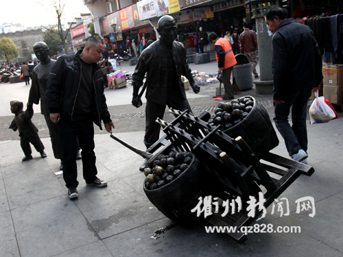 坊门街铜像雕塑被毁 衢州人到底丢了什么？