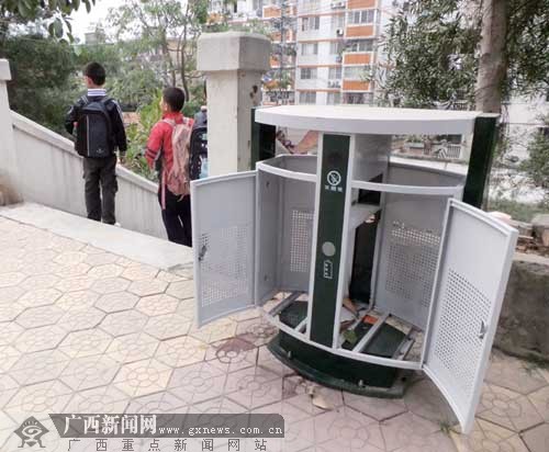 　这个价值1000元的垃圾箱被偷走了内胆。