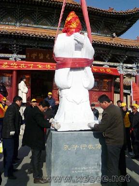 孔子及其弟子雕像安奉白银