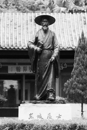 东坡书院前的《东坡笠屐》铜像巍然挺立，气势不凡。