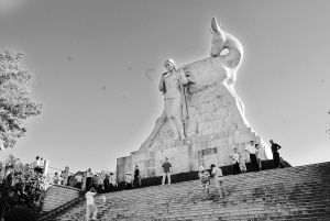 鹿回头雕塑成为三亚知名景区。