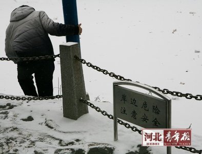 昨日，一名游人在公园冰面上逗留