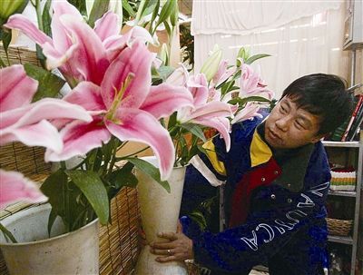 昆明：护花使者 两节撞车过个好年（图）