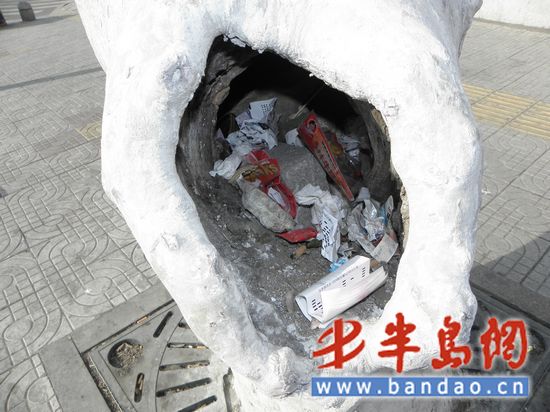 树洞里边塞满了垃圾