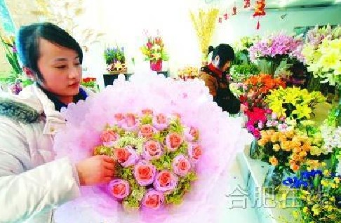 合肥：花店准备鲜花“备战”情人节