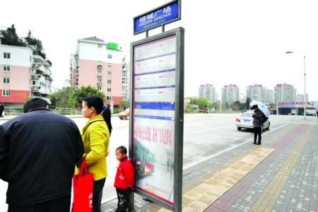 有10条公交线路通过，却没设公交站台雨棚，路边也光秃秃没有行道树