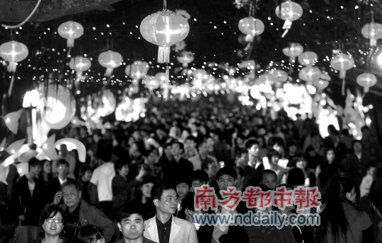 昨晚8点，新春游园灯会正式亮灯，吸引了万余市民观看