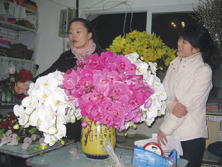 今年花价高春节还会涨 两节相逢玫瑰花遇冷年宵花受宠 