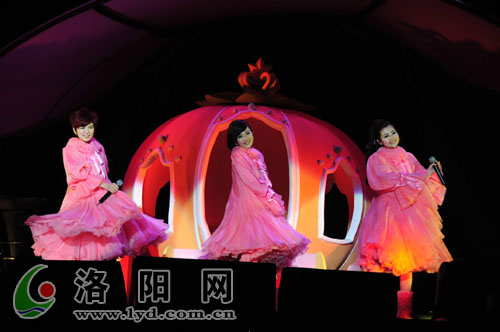 第28届洛阳牡丹花会完美绽放 S.H.E唱响牡丹花城