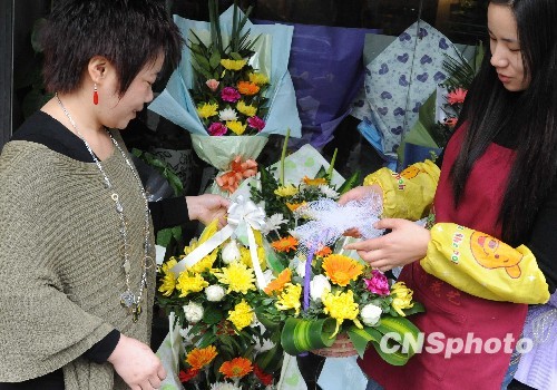 福州：清明节文明低碳祭祀 催生花店花篮花束生意火