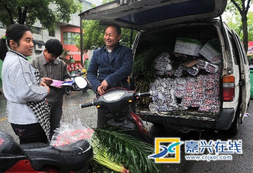 浙江：母亲节里鲜花销售俏 乐坏嘉善送花郎