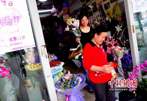 福州：母亲节都市中青年流行送康乃馨表感恩（图）