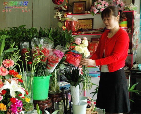 菏泽：母亲节临近康乃馨抢手 鲜花价格居高不下