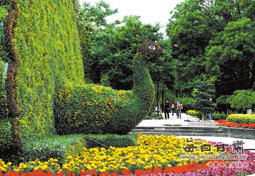 兰州：大型绿色植物雕塑亮相街头 美化城市