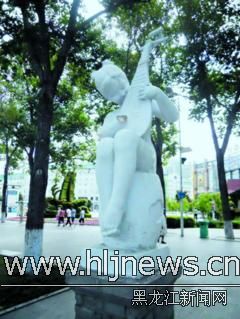 黑龙江：斯大林公园“农民”被腰斩“琵琶女”被断手